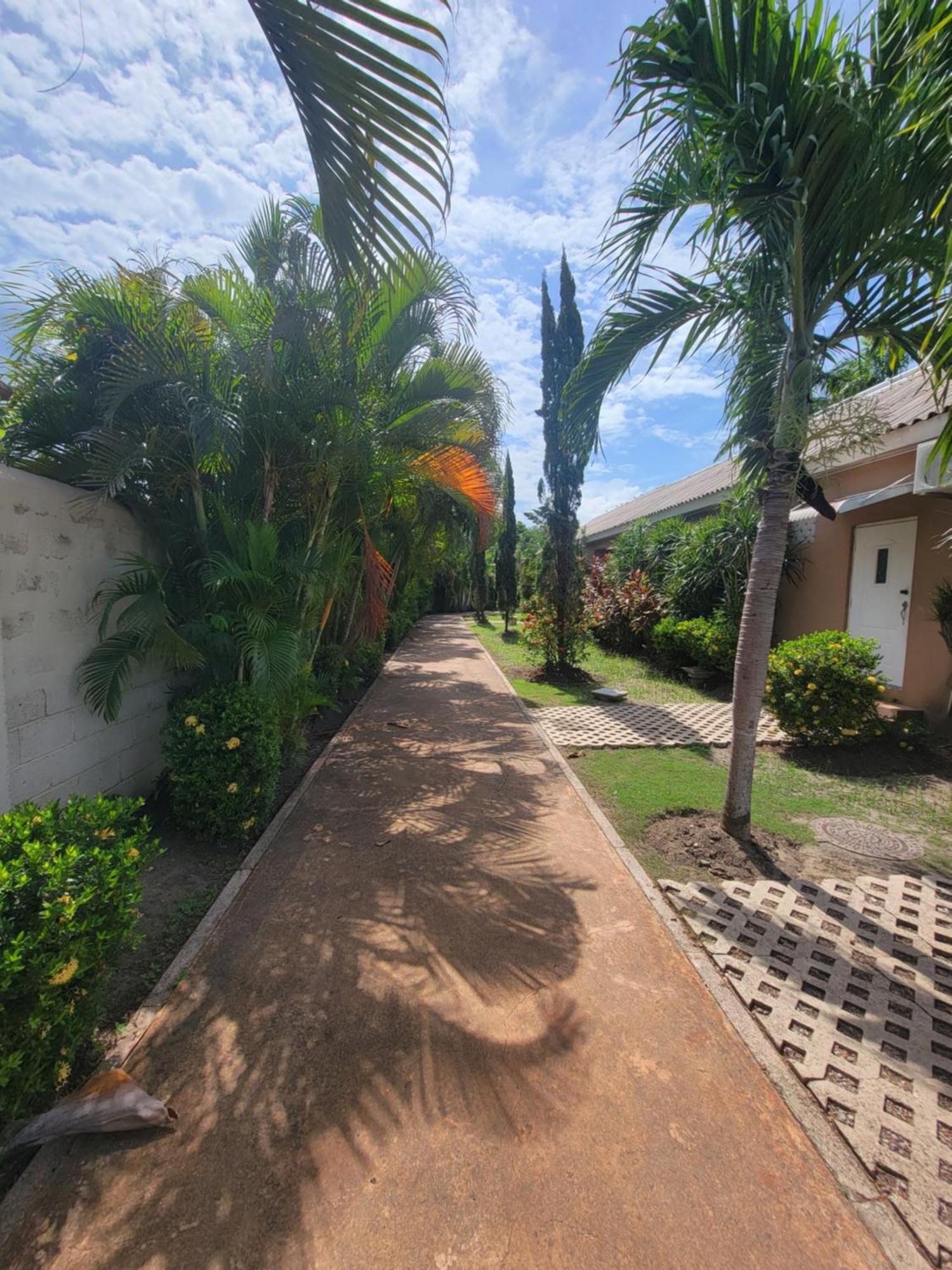 Comfortable Strategic Lodging Quarters Spanish Town Экстерьер фото