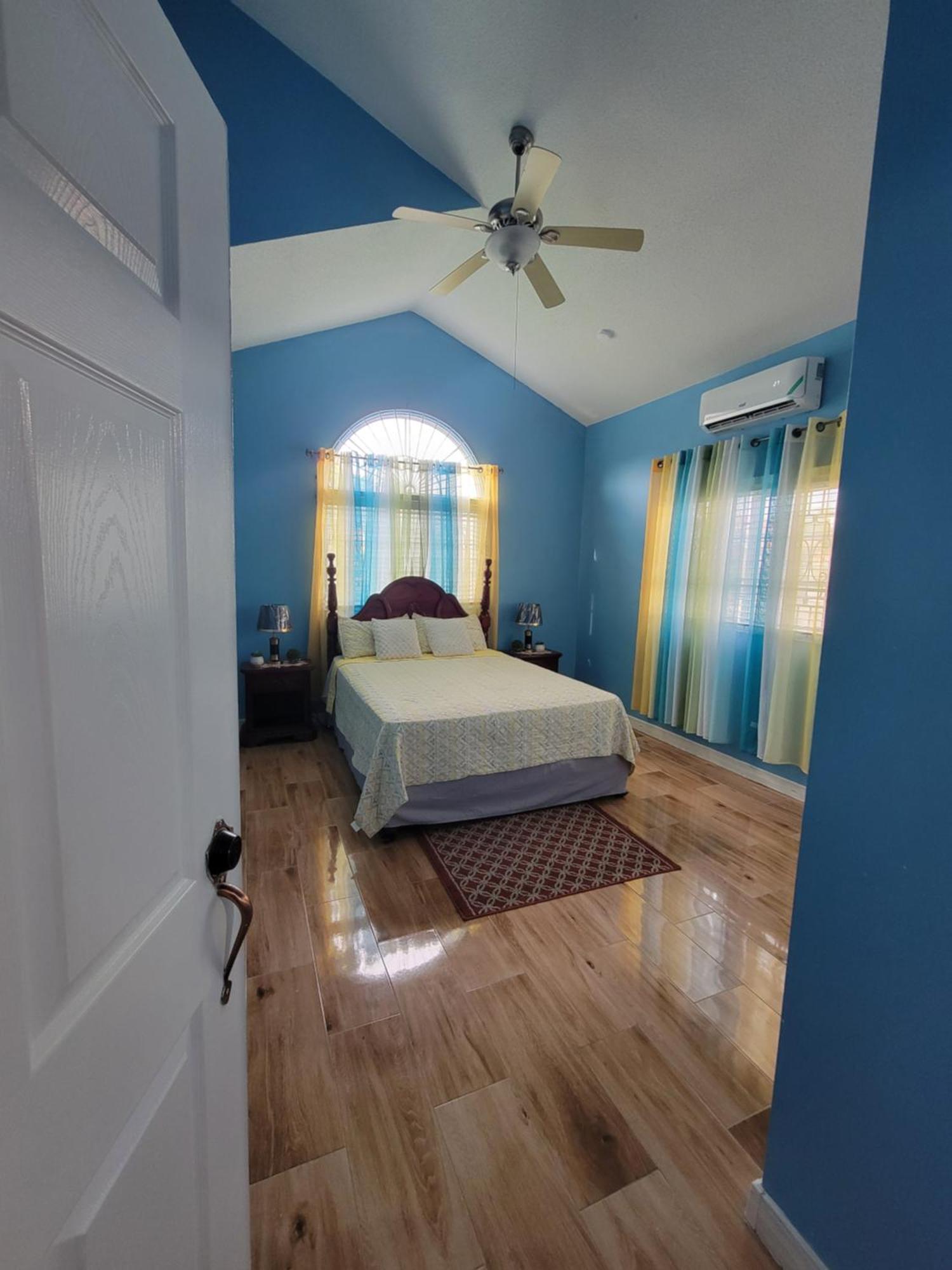 Comfortable Strategic Lodging Quarters Spanish Town Экстерьер фото